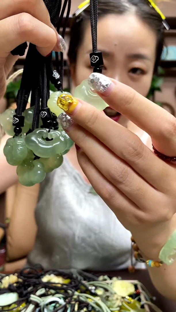 岫玉未镶嵌颈饰多样性发货发其中之一