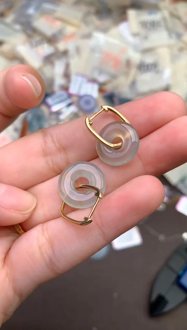 18K金镶嵌挂件翡翠 —