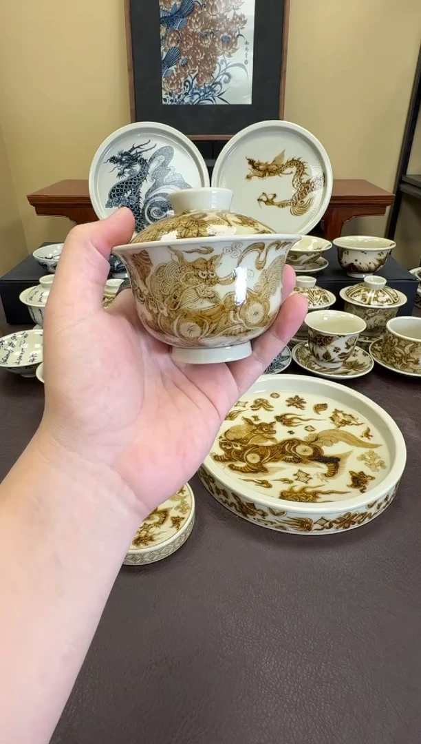 釉里金杂宝狮子盖碗