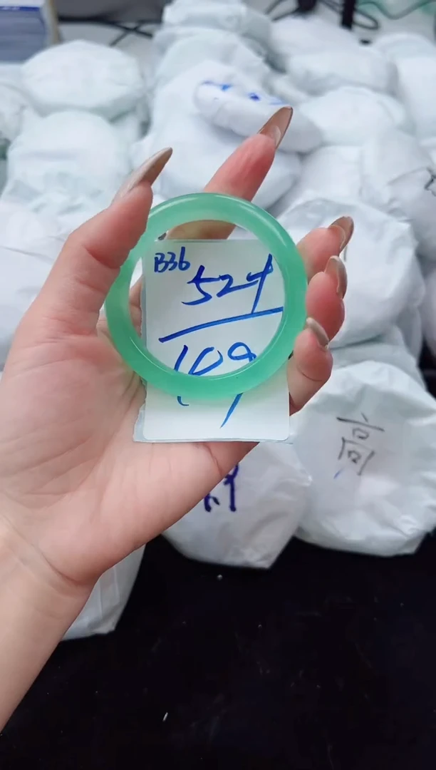 未镶嵌手镯石英质玉52圈口编号：B36