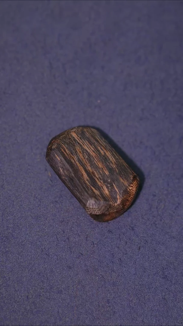 沉香吊坠海南莺歌绿棋无事牌