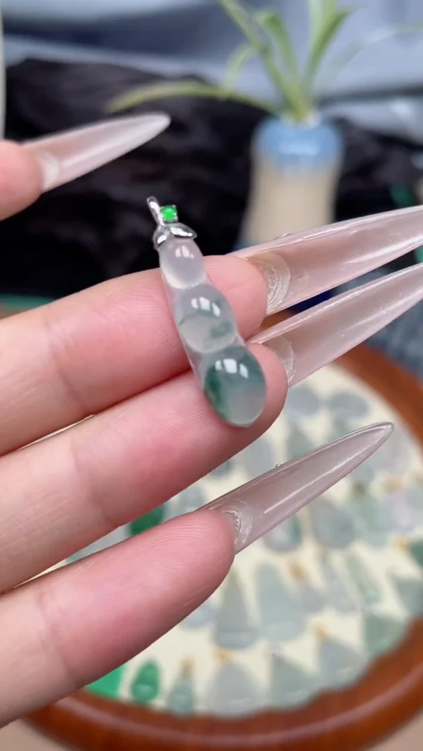 翡翠18K金镶嵌颈饰豆子