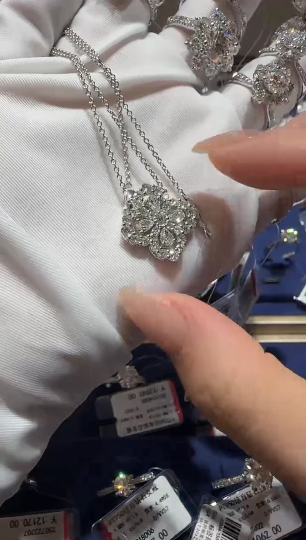 铂Pt950镶嵌颈饰合成钻石四叶花