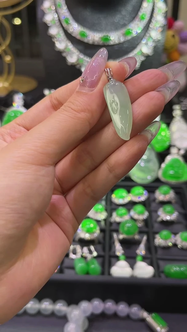 颈饰18K金镶嵌翡翠吊坠