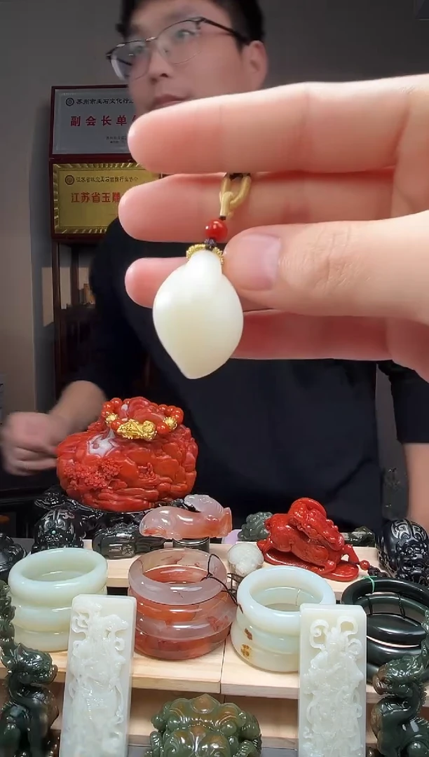 颈饰未镶嵌和田玉吊坠