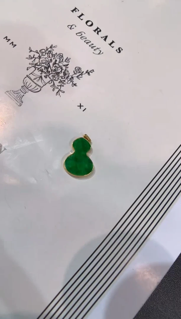 颈饰18K金镶嵌翡翠葫芦