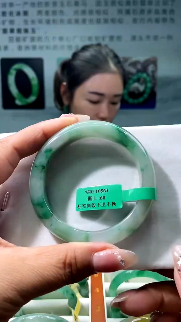 未镶嵌手镯石英质玉（非洲翠）手镯