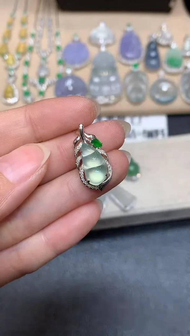 颈饰18K金镶嵌翡翠福豆【无服务费