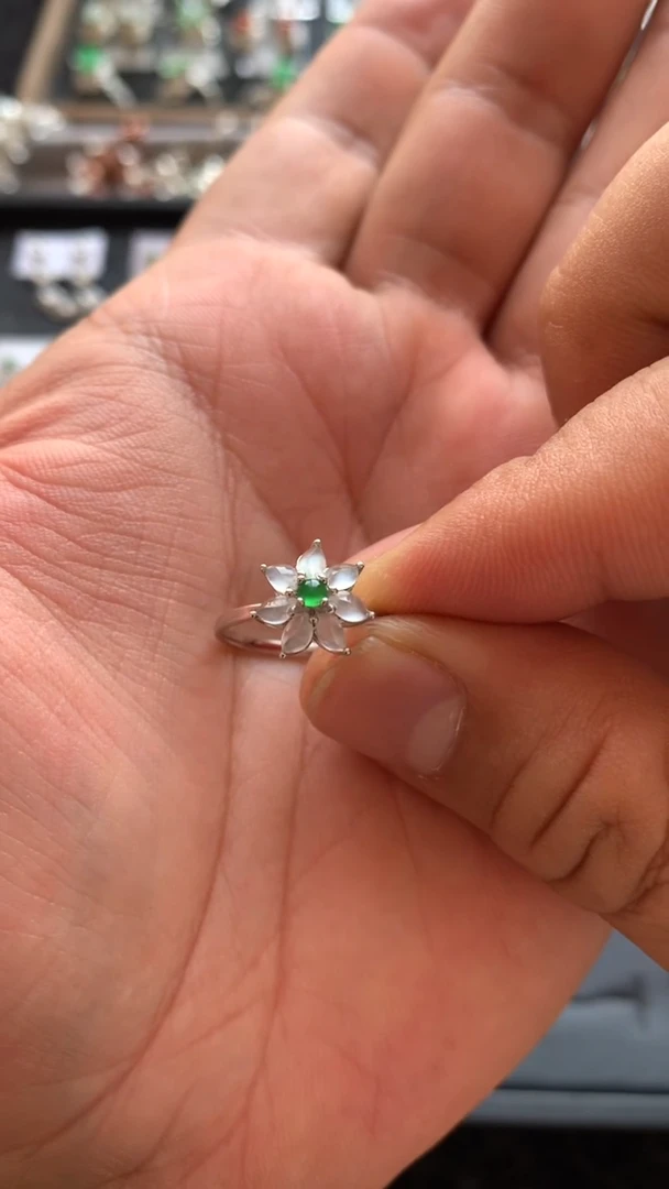 翡翠戒指18K金镶嵌满色