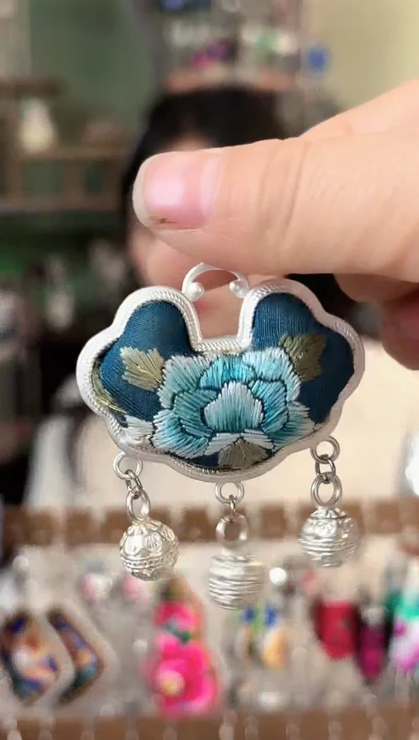 ?***?彩云南阁非遗老绣苗银饰品668