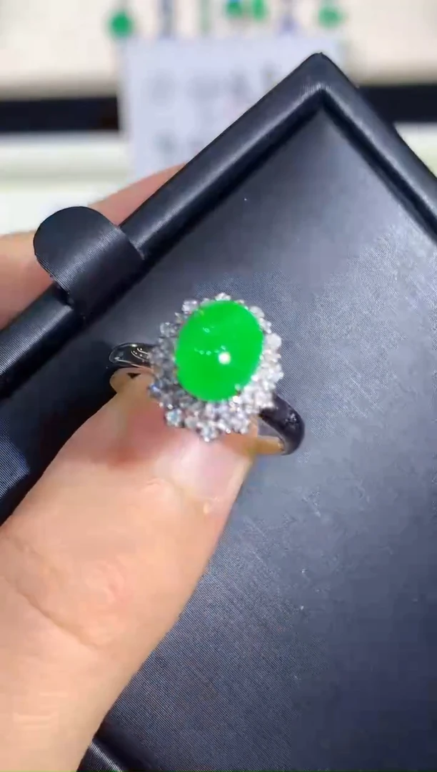 18K金镶嵌戒指翡翠多样性发其一