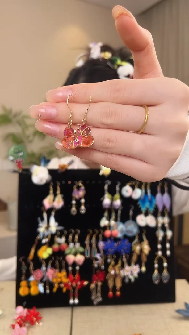 刺绣说***?橘红色苏绣葫芦耳环