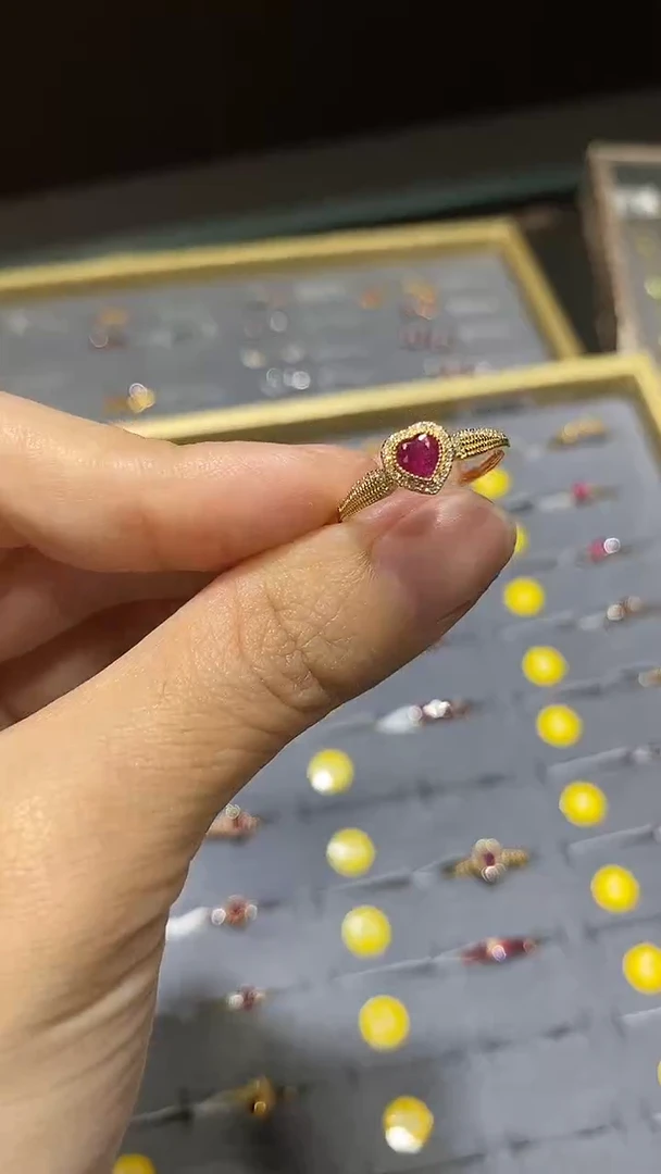 18K金镶嵌戒指红宝石