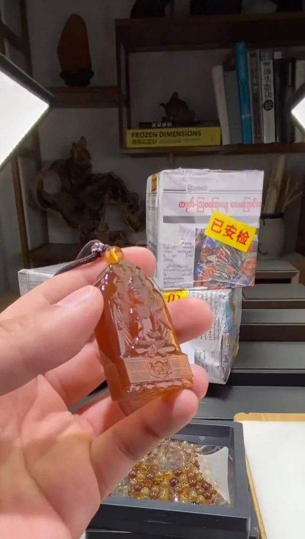 琥珀颈饰未镶嵌千手观音