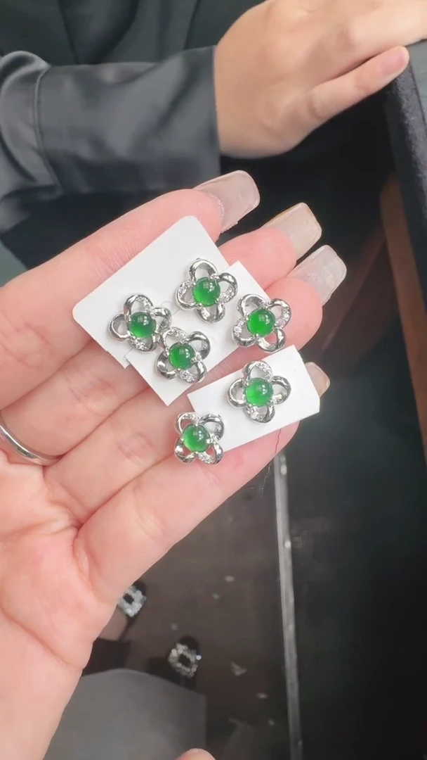 未镶嵌翡翠耳饰A货有轻微色差属于正常现象，耳钉多样性发货1