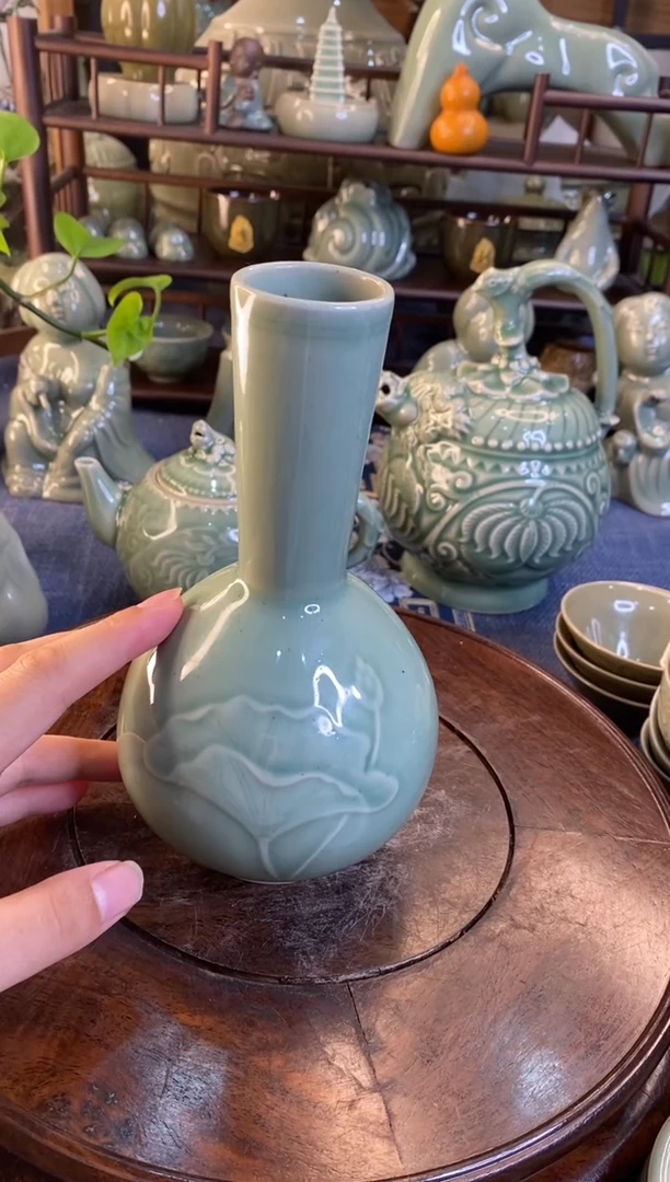 100037 青釉荷花小瓶（有黑点）微瑕1只