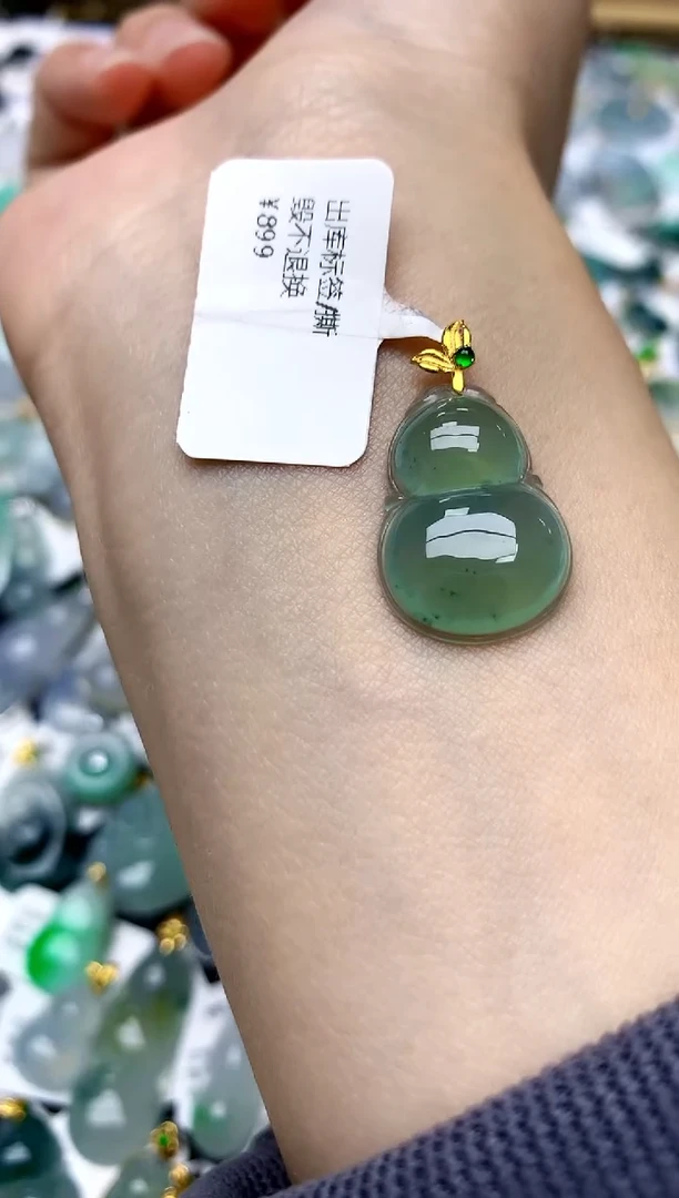 颈饰18K金镶嵌翡翠天然A货翡翠