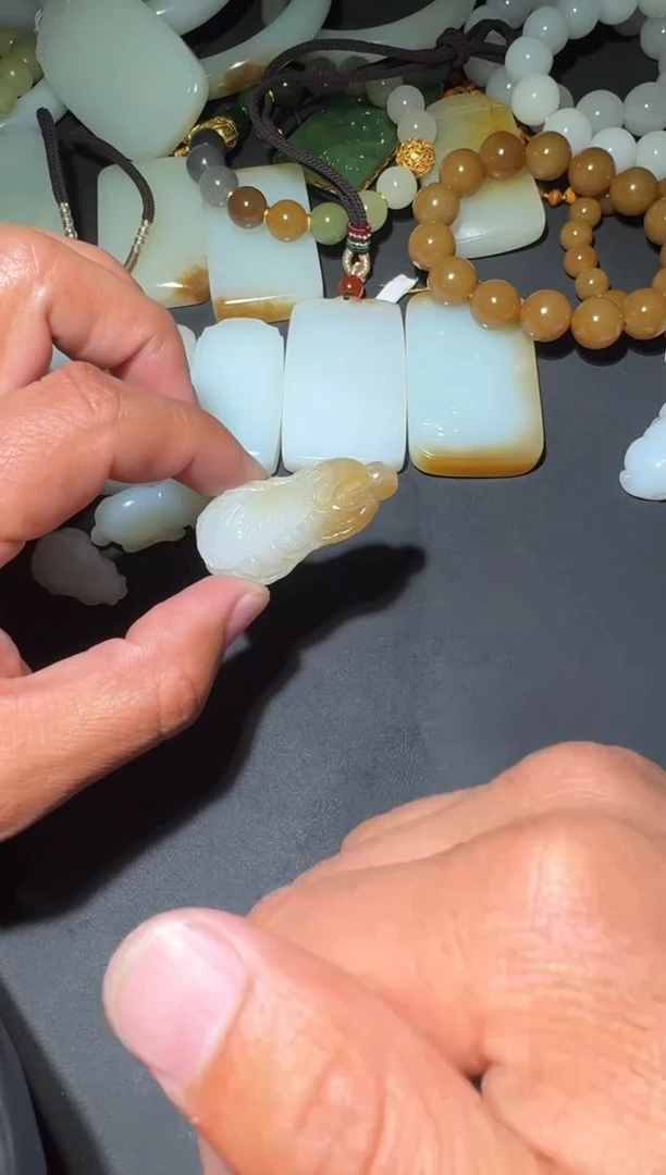 未镶嵌和田玉（糖玉）挂件和田玉