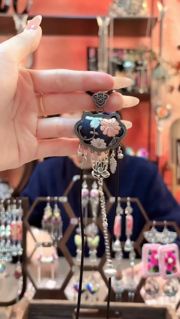 织绣云织谣民族风精美饰品 243