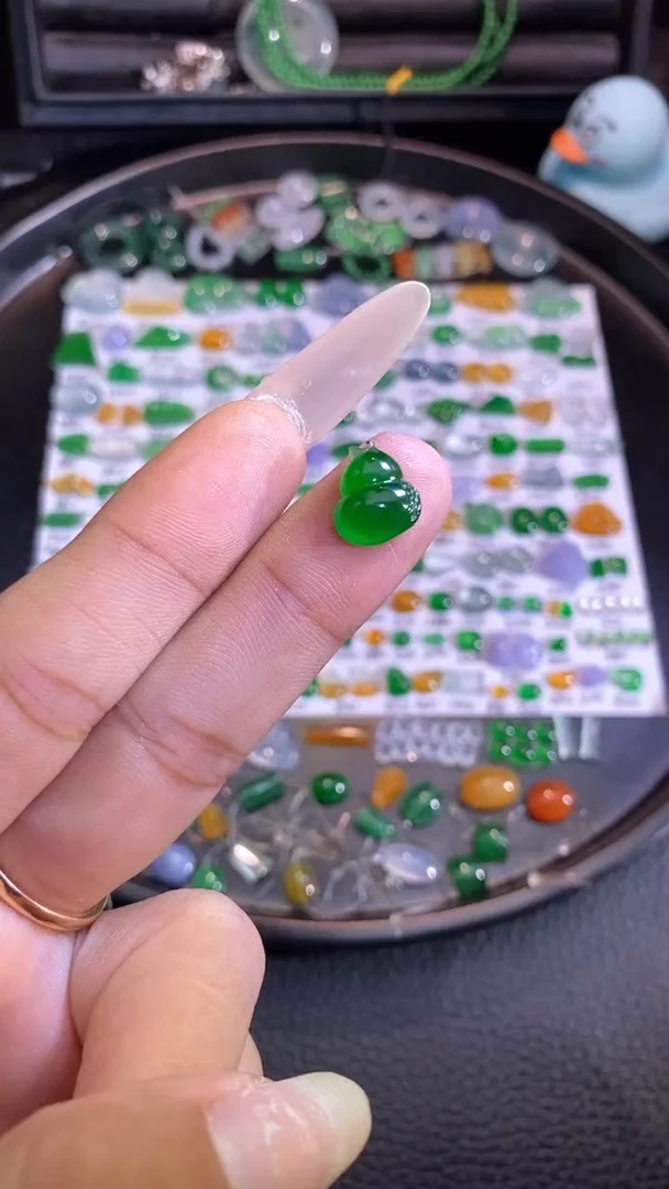 翡翠挂件未镶嵌葫芦