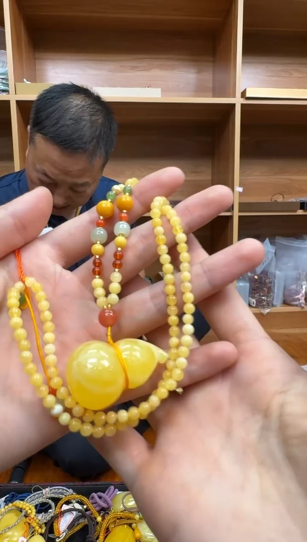 未镶嵌颈饰琥珀挂件