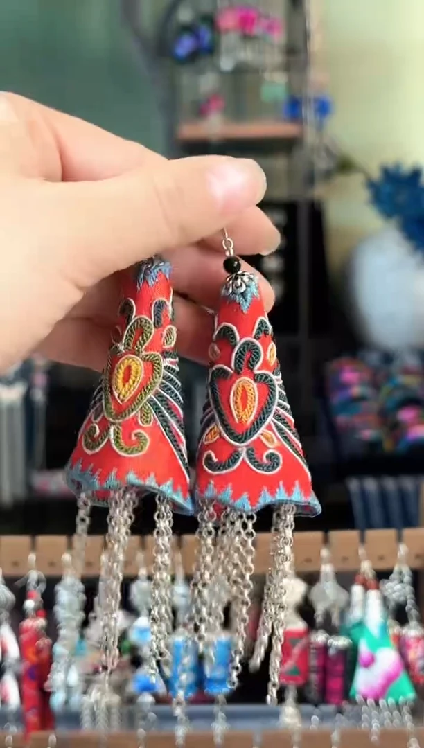 彩云南阁非遗老绣苗银饰品679