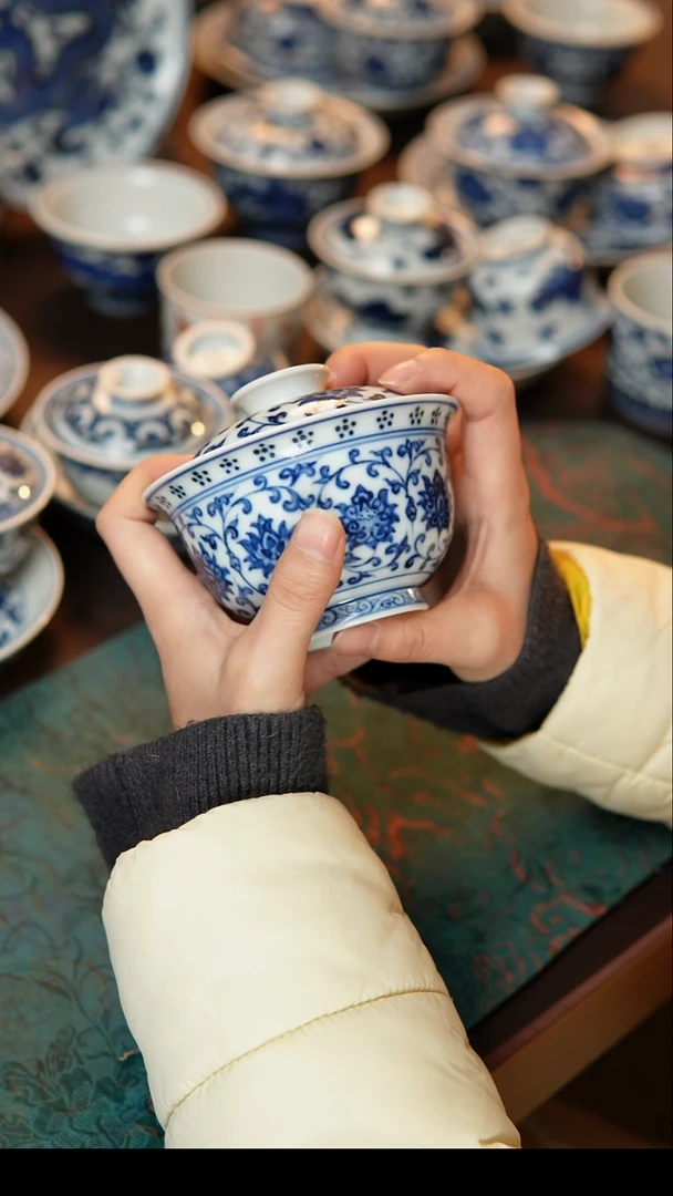 其他陶瓷缠枝压手器型盖碗