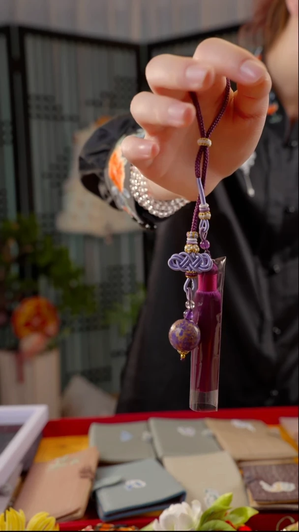 刺绣非遗绒花饰品