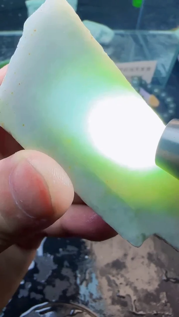 翡翠挂件未镶嵌在****?天然翡翠145