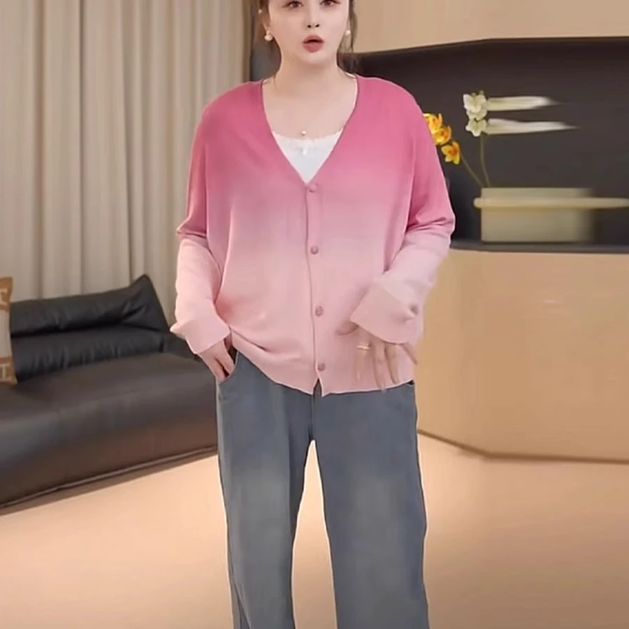 胖佳佳大码渐变粉色V领针织开衫女春季胖mm宽松显瘦别致漂亮上衣