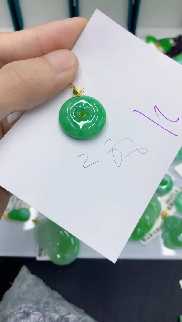 翡翠挂件18K金镶嵌翡翠