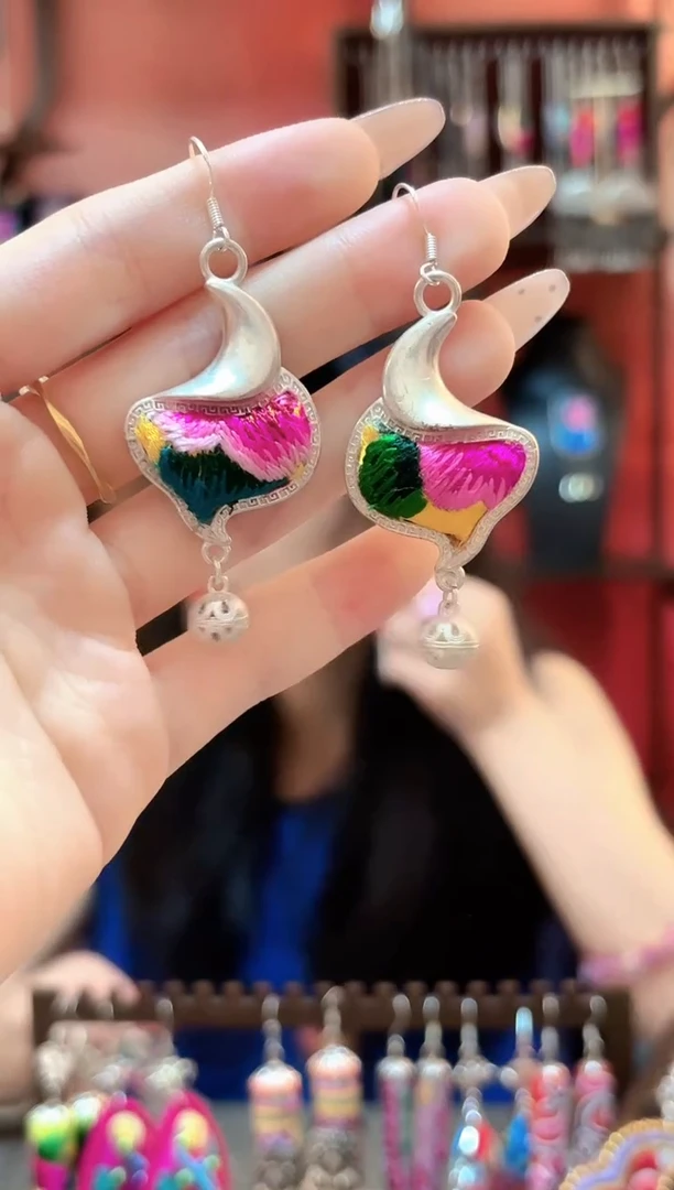 织绣云织瑶老绣饰品105