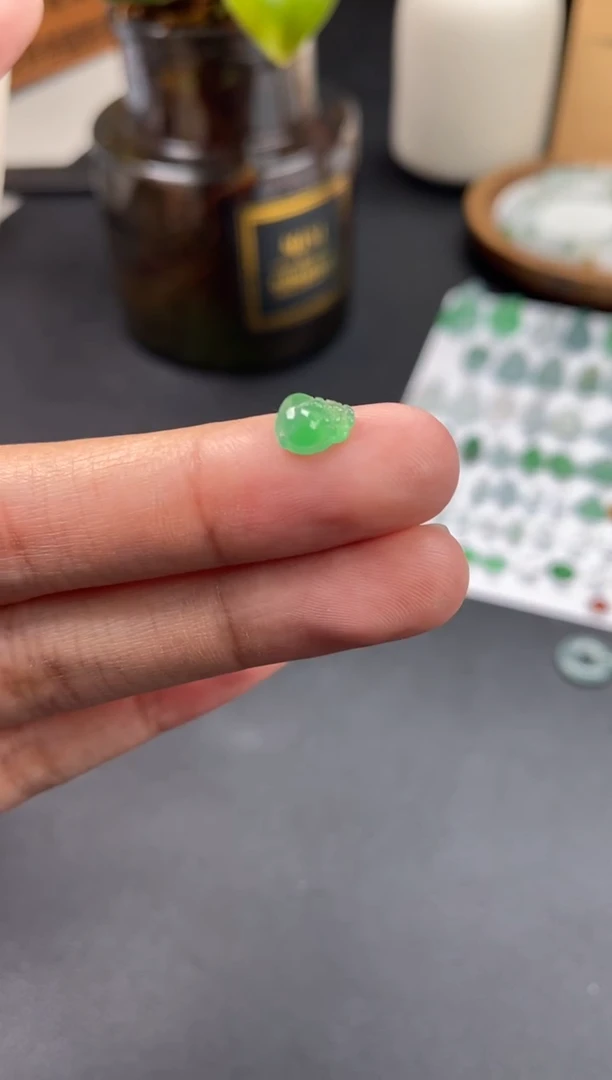 翡翠未镶嵌颈饰翡翠冰绿裸石