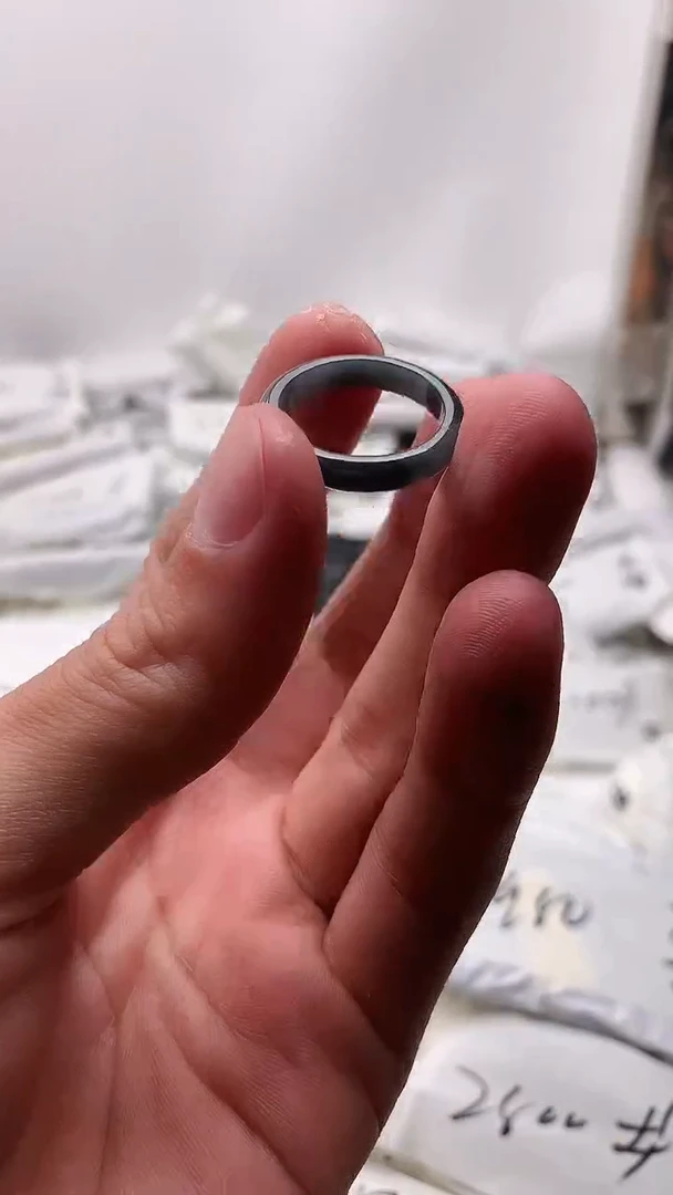 翡翠未镶嵌颈饰戒指