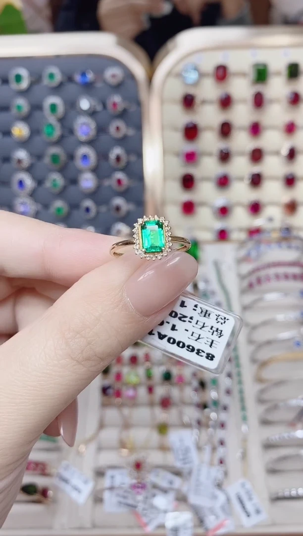 18K金镶嵌祖母绿戒指祖母绿1CT