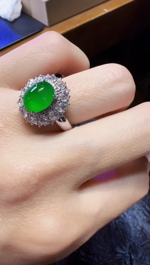 18K金镶嵌戒指翡翠蛋面