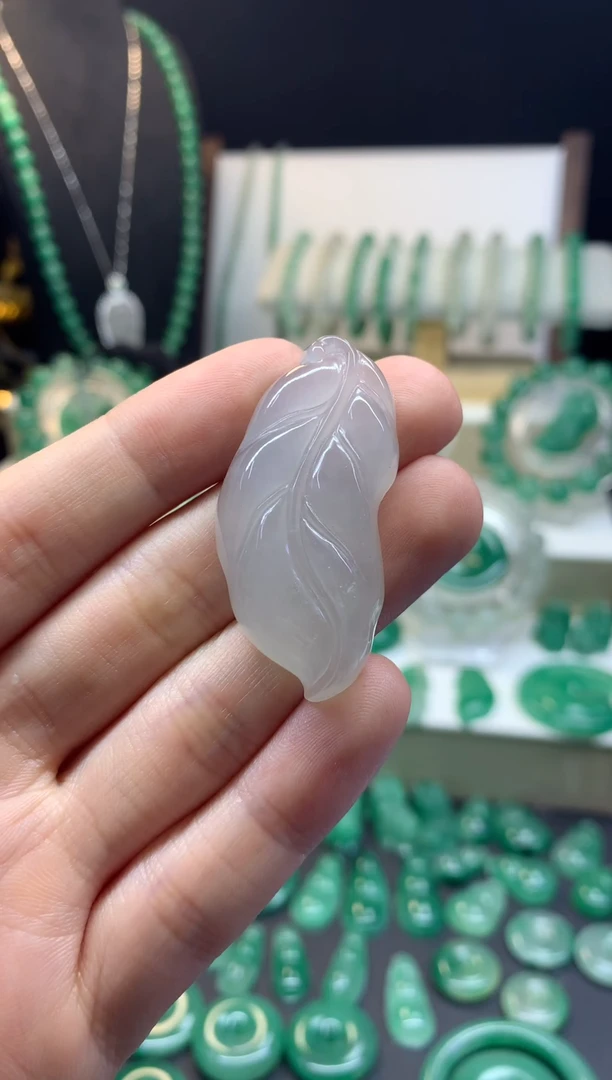 吊坠(不含链)未镶嵌石英质玉（非洲翠）白冰随形金枝玉叶