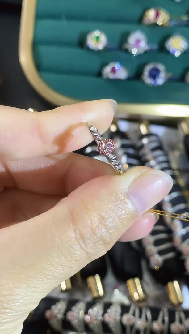 18K金镶嵌戒指钻石多样性发一