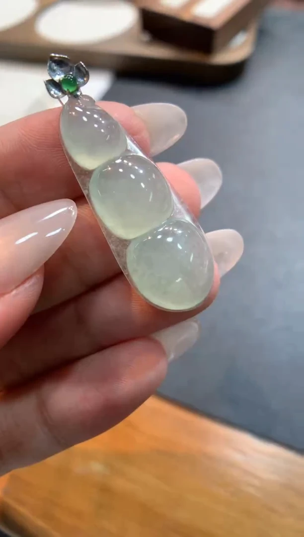 翡翠18K金镶嵌颈饰福豆