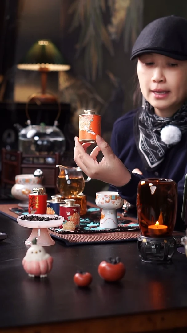 橙色小罐白桃六堡茶