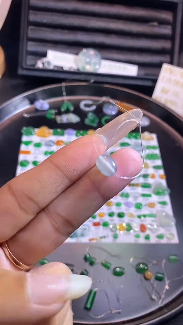 翡翠挂件未镶嵌珠子