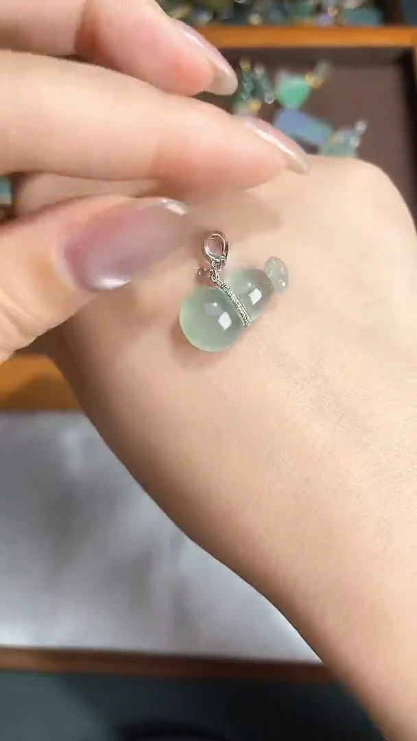 颈饰18K金镶嵌翡翠2025121401