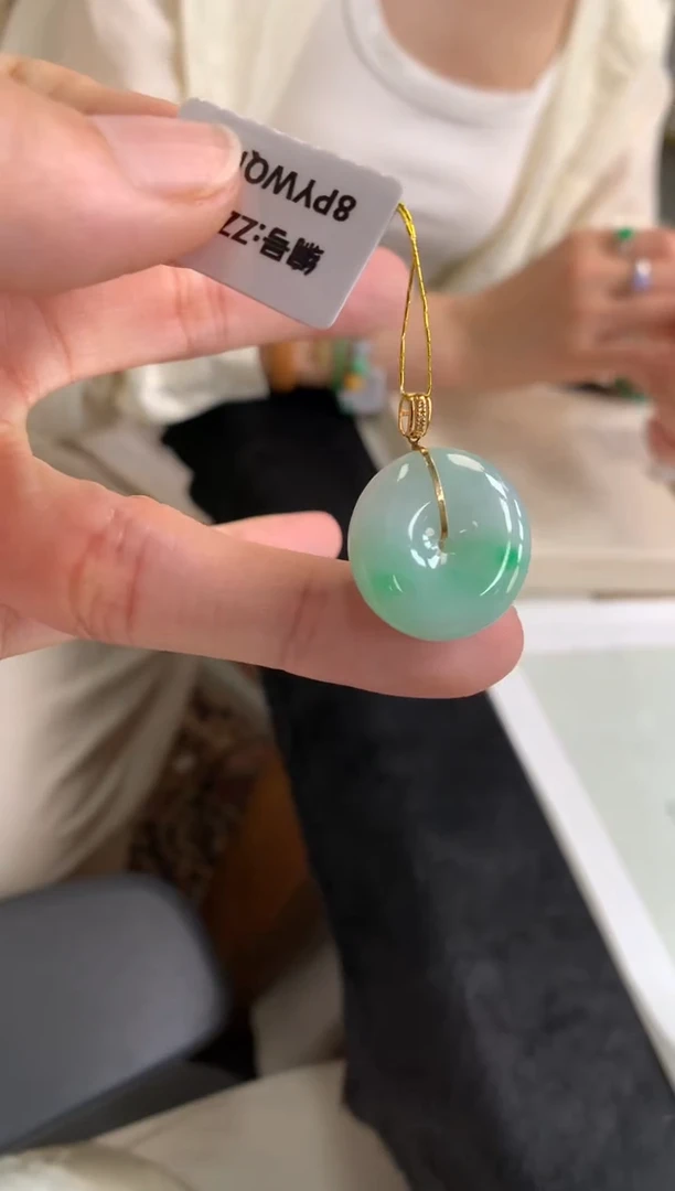 翡翠18K金镶嵌颈饰平安扣