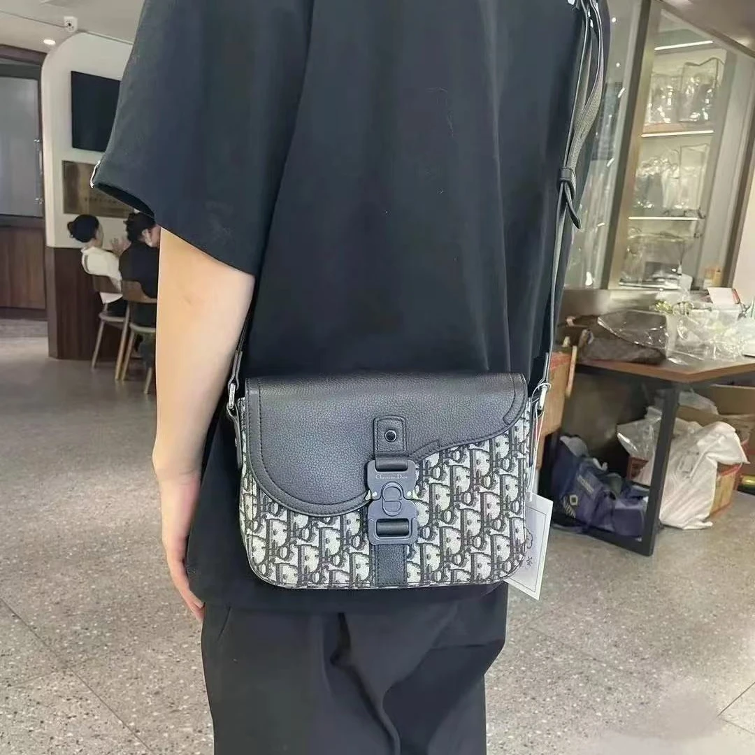 95新 DIOR/迪奥 坤球奢选迪奥邮差斜挎包