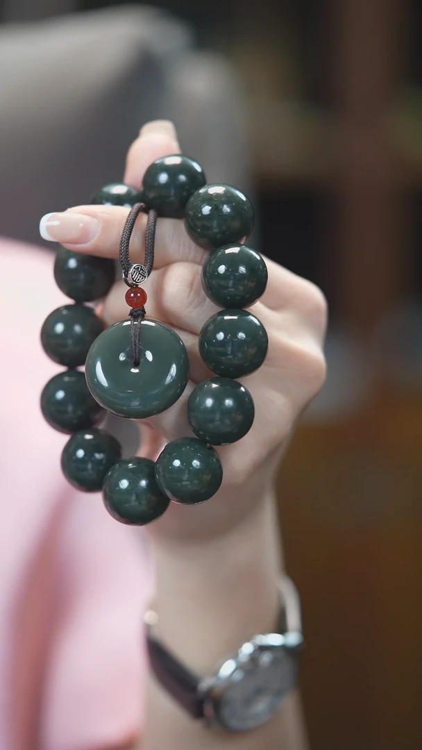 颈饰未镶嵌和田玉手串，平安扣