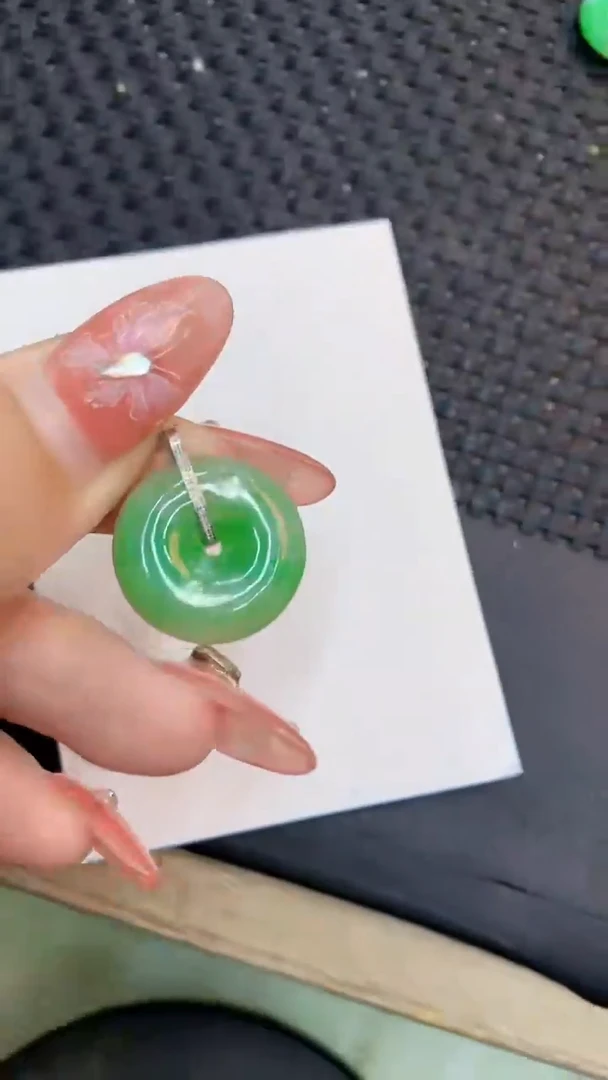 颈饰18K金镶嵌翡翠1