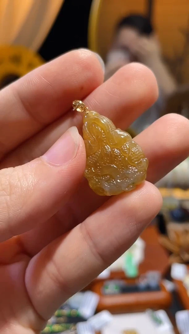 颈饰18K金镶嵌翡翠白菜