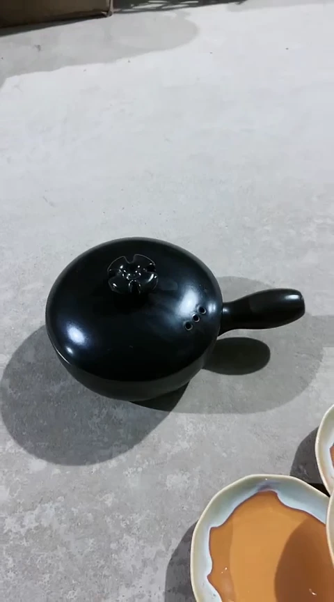 2944瑕疵黑色手把锅带盖