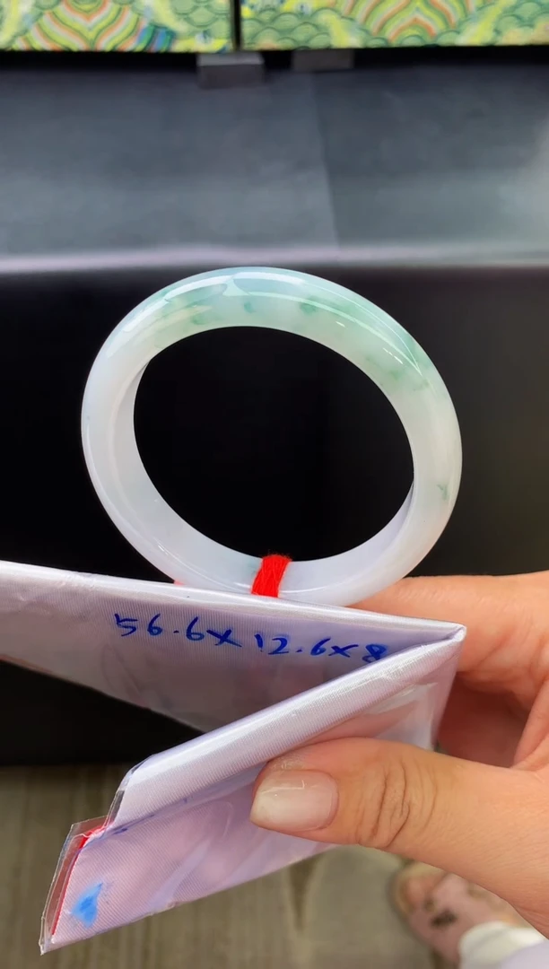 翡翠手镯未镶嵌翡翠手镯