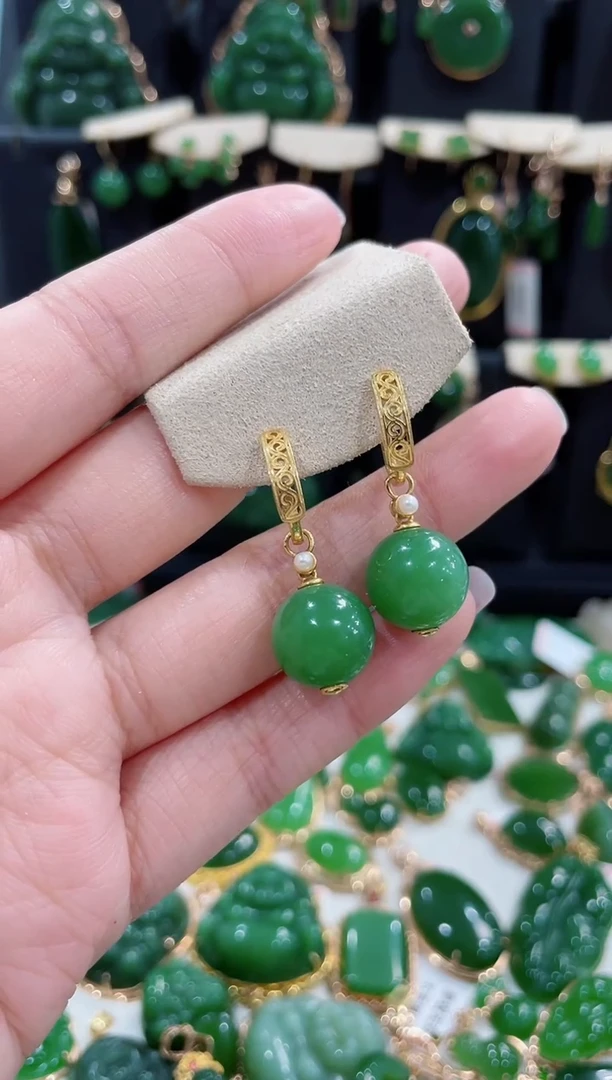 颈饰18K金镶嵌和田玉（碧玉）小*七耳钩